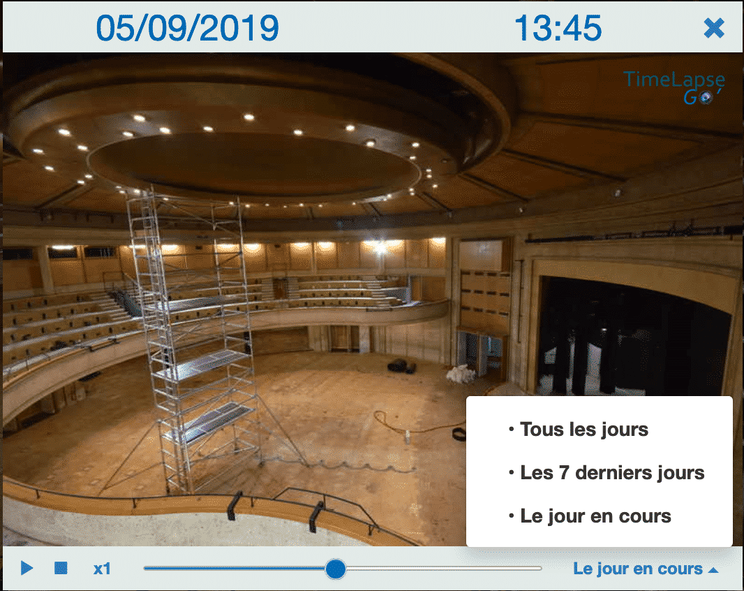 Image de notre interface de suivi et d'une grande salle de spectacle avec des échafaudages.