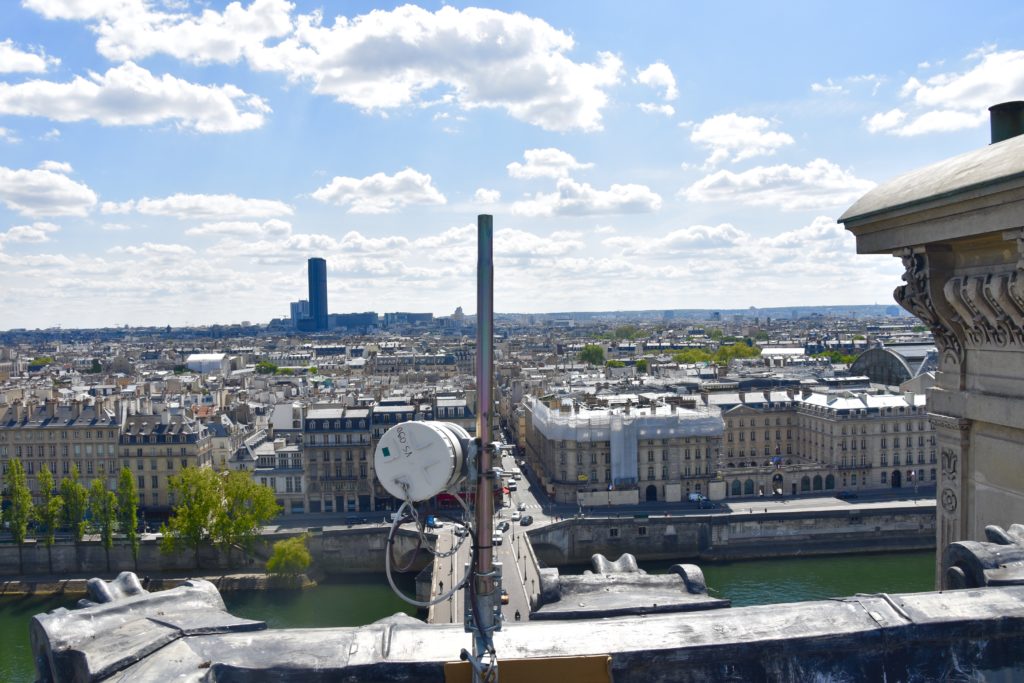 Image d'un boîtier chronophotographique TimeLapse Go’ sur le toit du Louvre