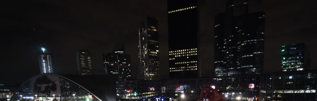 Photo de bureaux éclairés dans un quartier d'affaires durant la nuit. ©TimeLapse Go' 2023