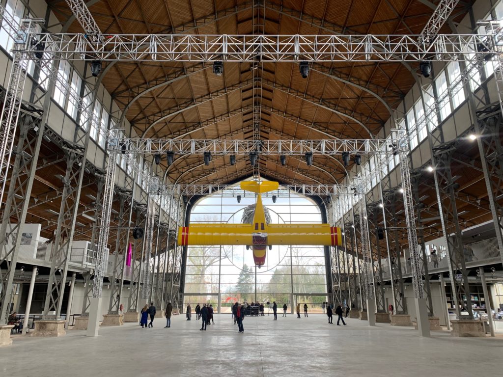Image de l'intérieur avec avion du Hangar Y de Meudon