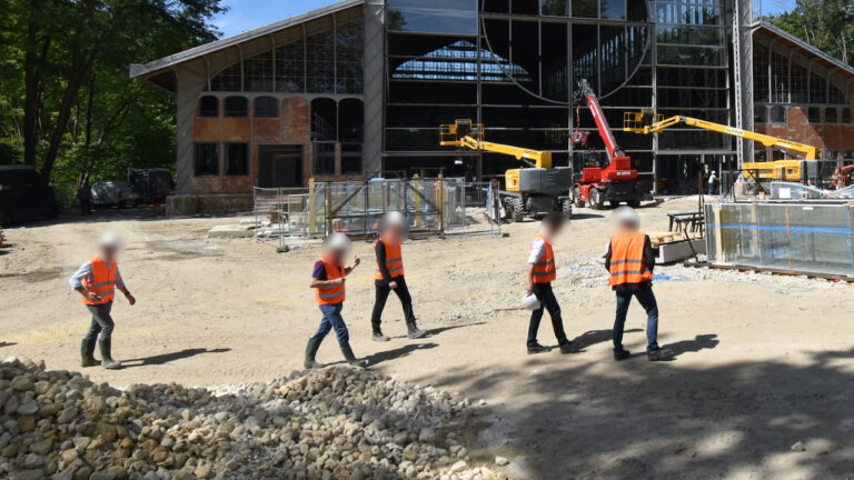 Groupe d'ouvrier avec visage flouté sur le chantier du Hangar Y