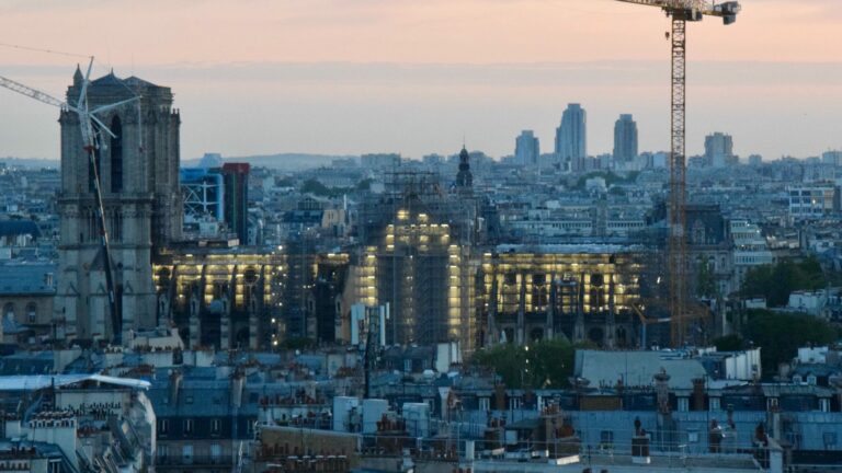 Image de Notre-Dame de Paris au crépuscule