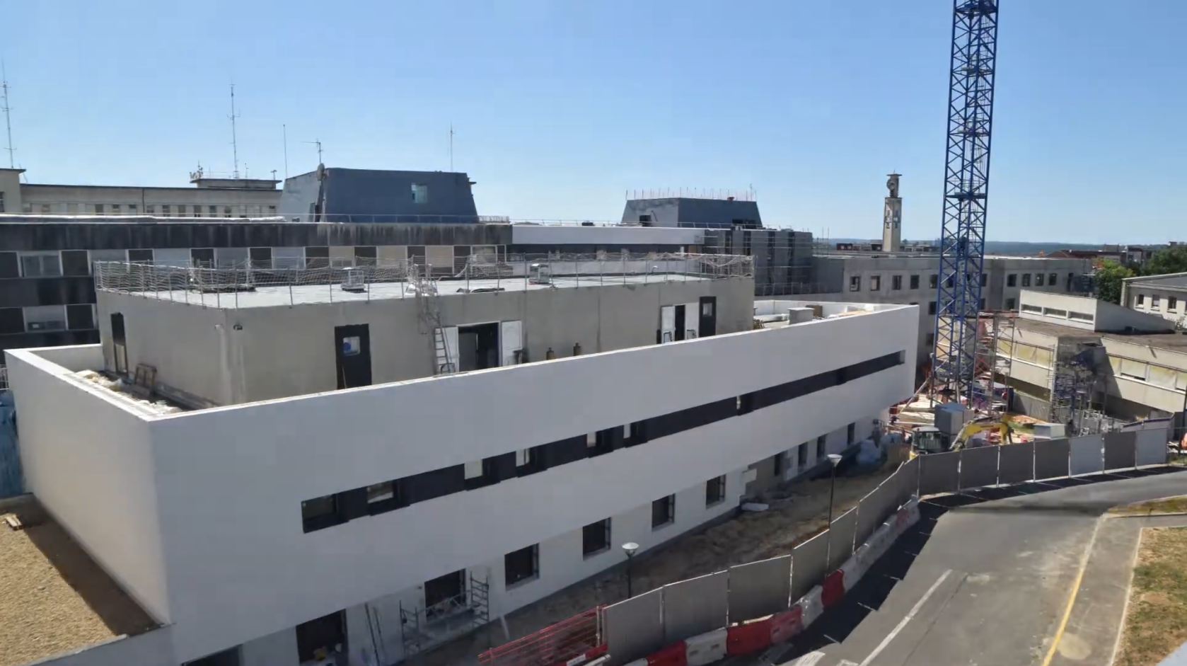 Hôpital de Périgueux en construction avec une grue en arrière-plan.