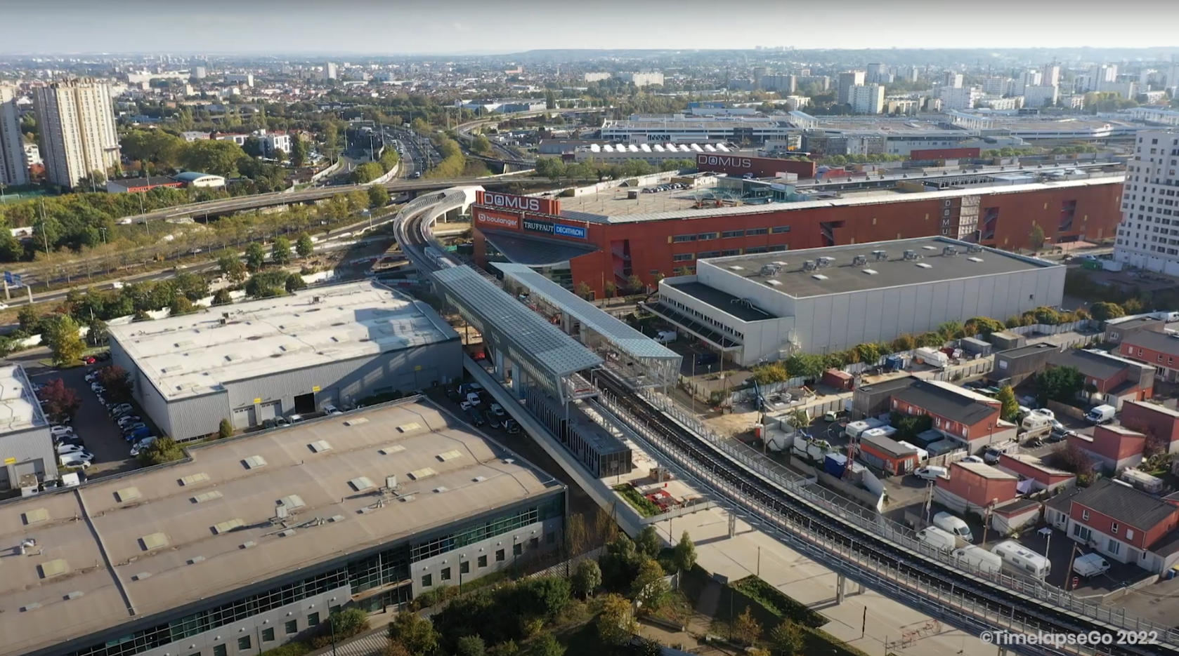 Vue aérienne de la voie de métro 11 et de la station Coteaux-Beauclair.