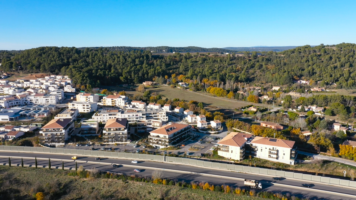 Vue aérienne de la résidence Victoria Meyreuil. Maisons entourées de verdure et de vastes espaces ouverts.