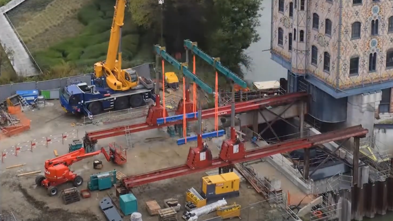 Grue en action sur le chantier de la centrale hydroéléctrique à Noisiel.