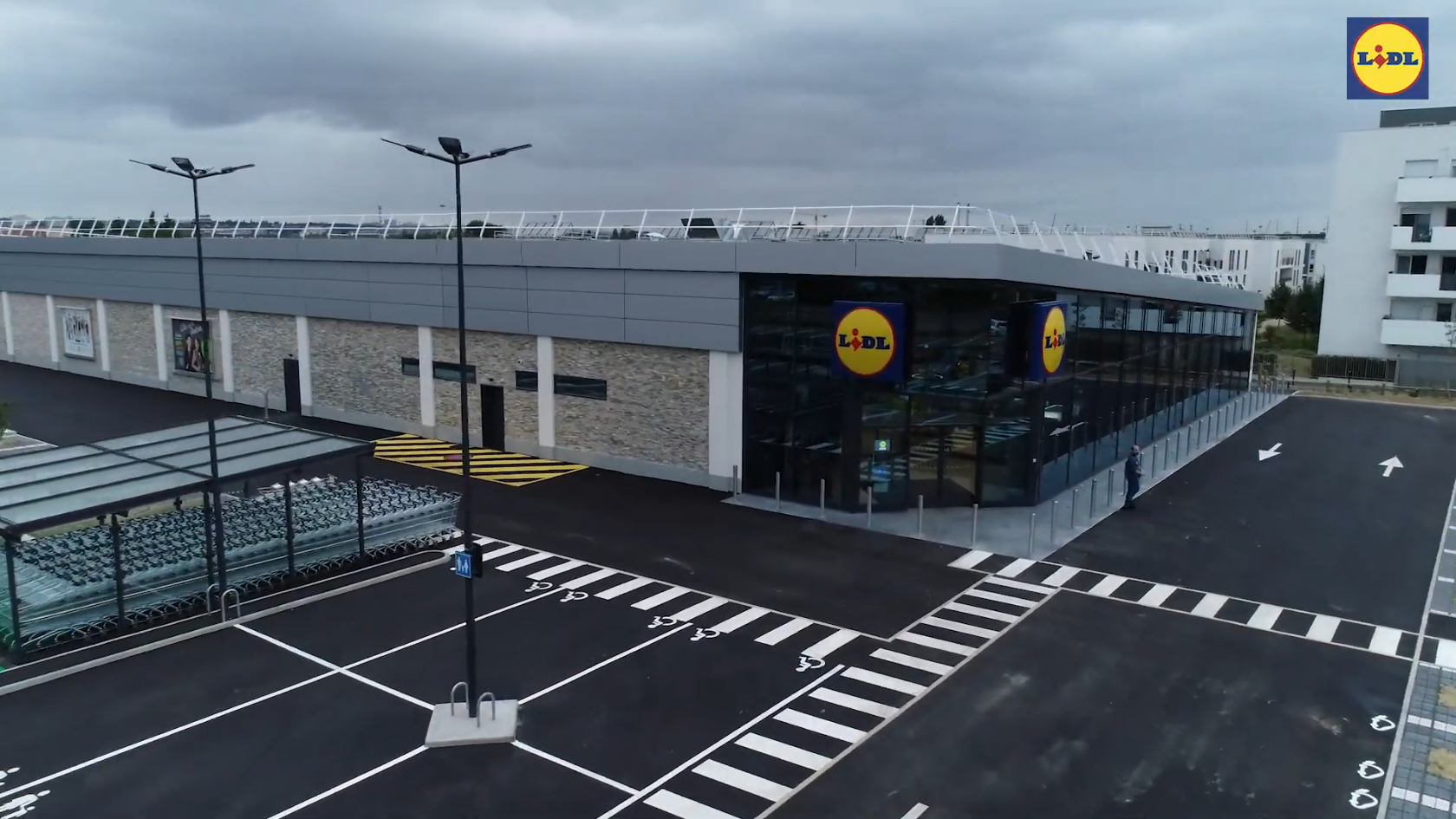 Vue aérienne d'un magasin LIDL.