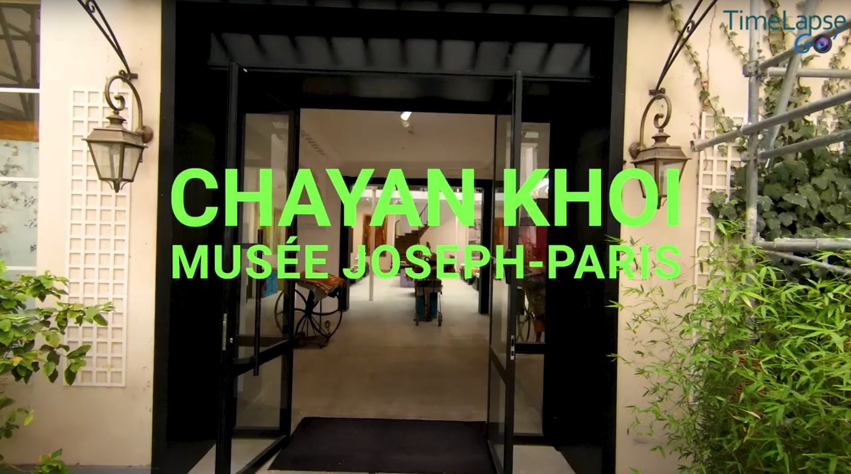 Entrée de la Galerie Joseph à Paris avec un titre vert Chayan Khoi