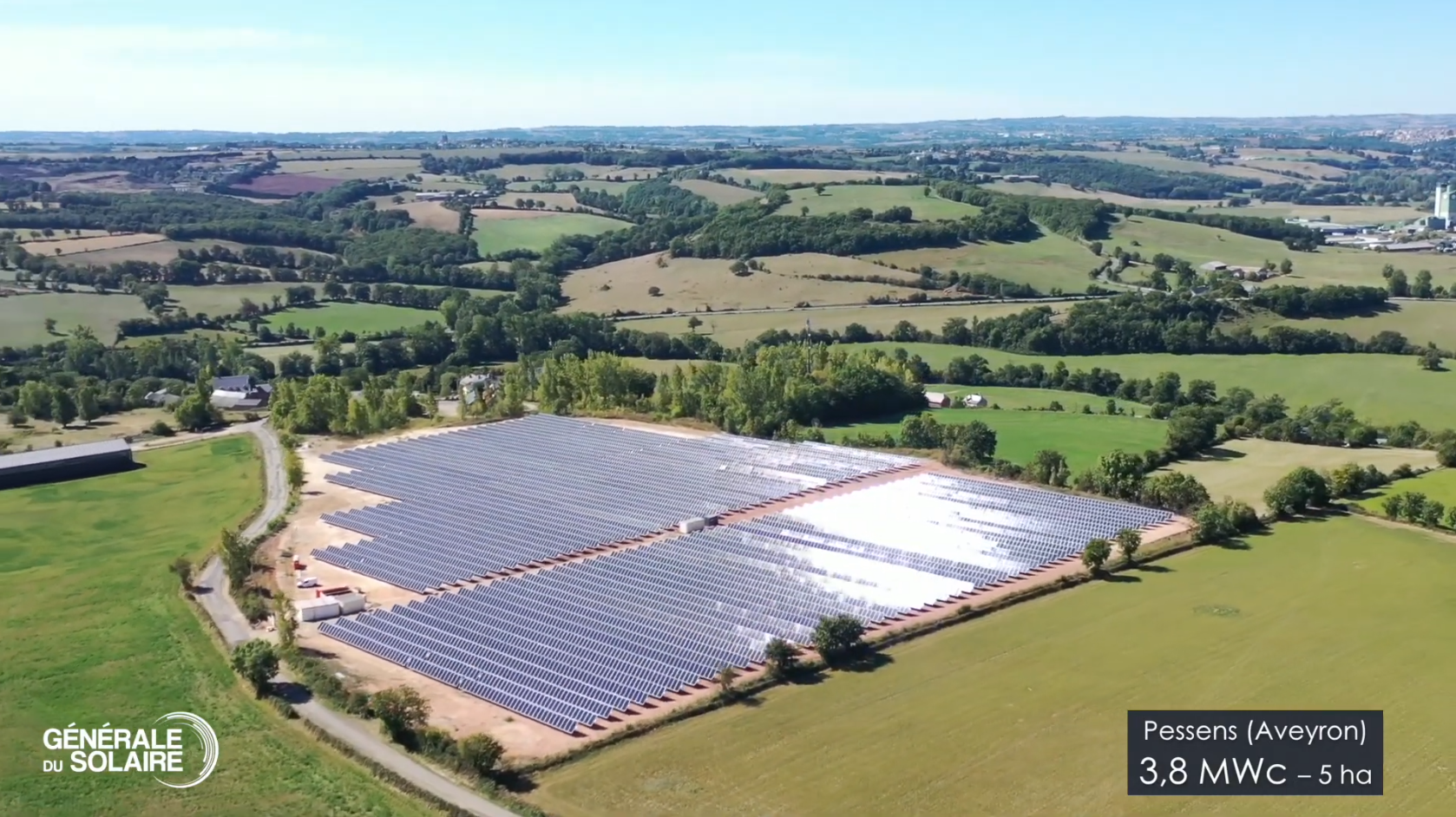 Image aérienne de la centrale photovoltaïque de Pessens dans l’Aveyron.