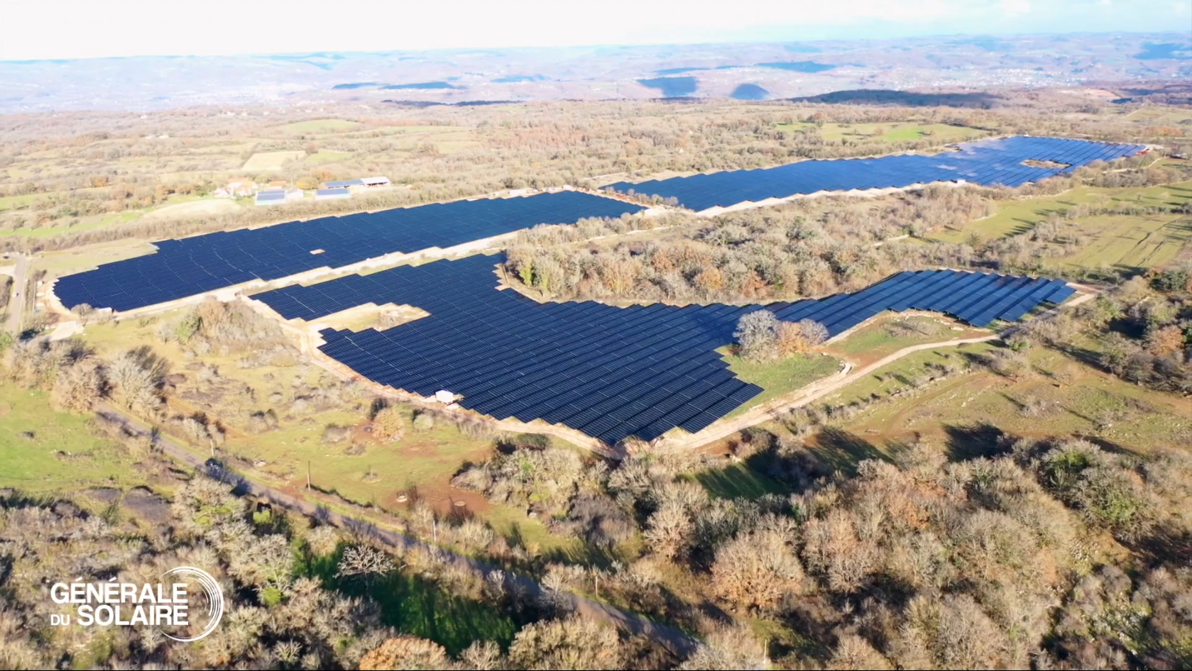 Vue aérienne de la centrale photovoltaïque à Loubressac.