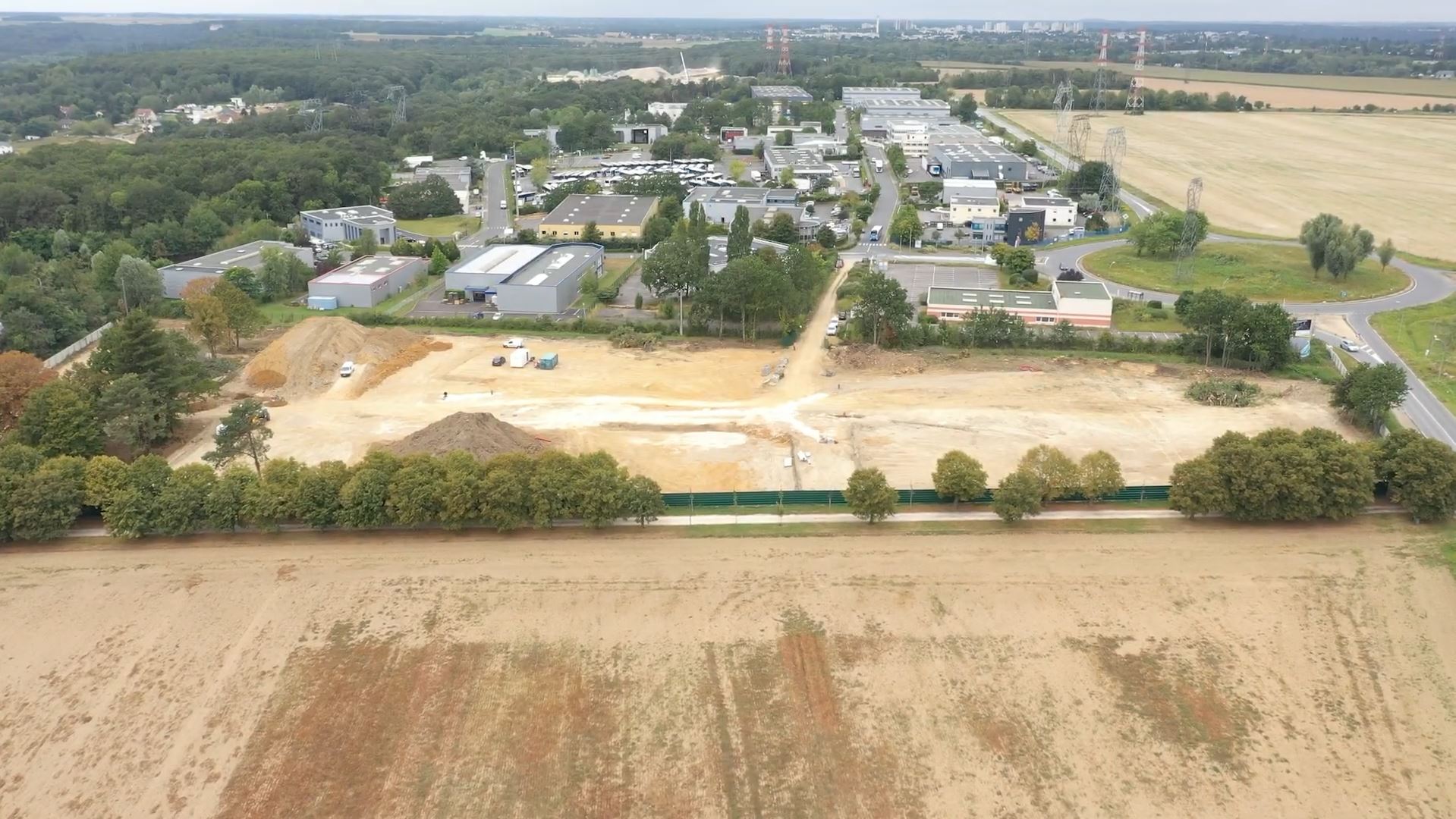 Vue aérienne du chantier de décapage et terrassement de terrain.