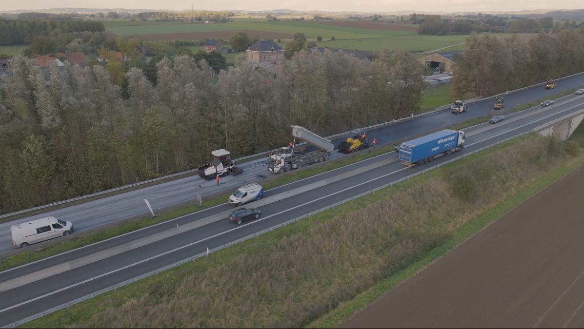 Camions et voitures circulant sur l'autoroute A8.