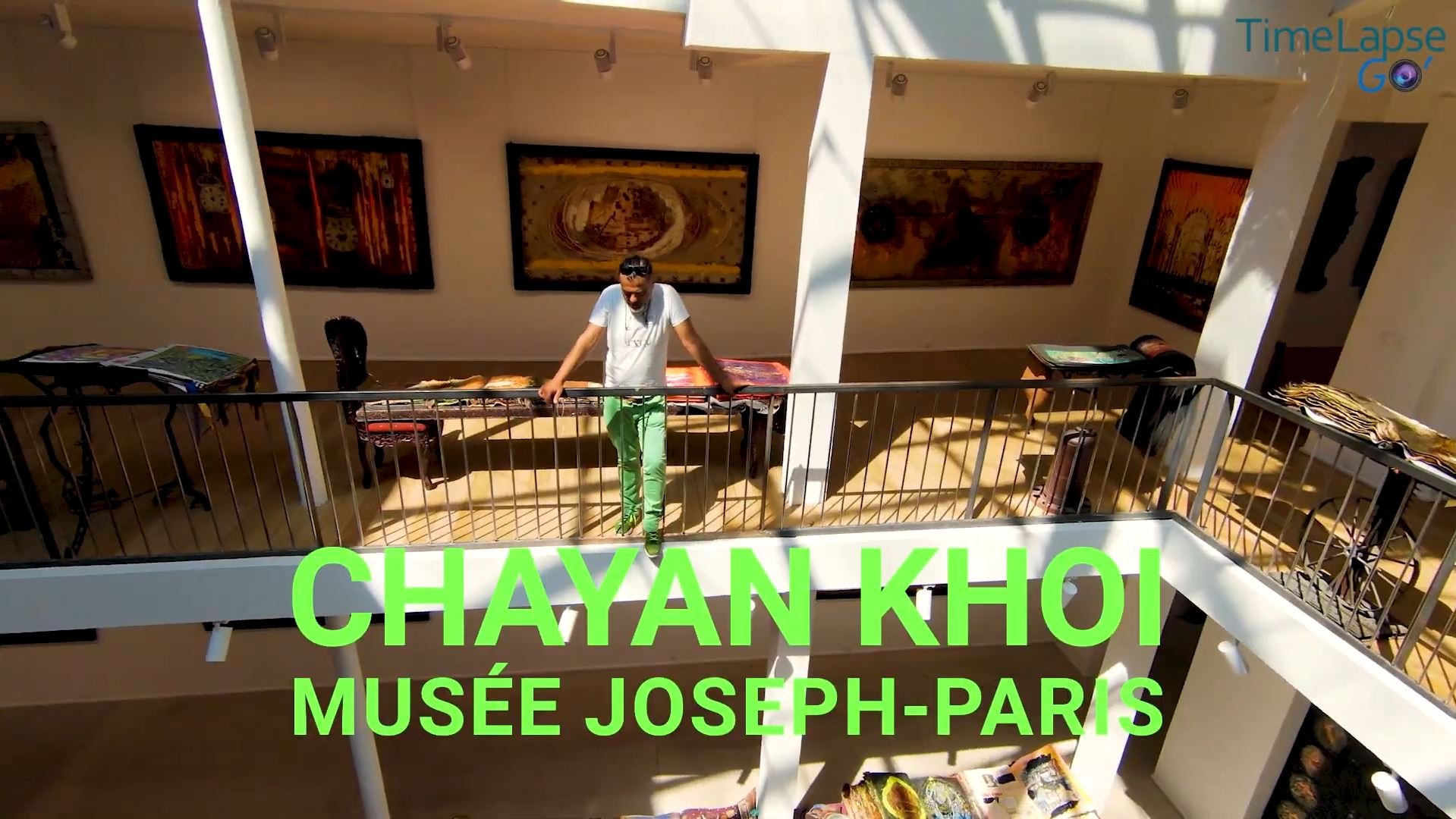 Entrée de la Galerie Joseph à Paris avec un titre vert Chayan Khoi