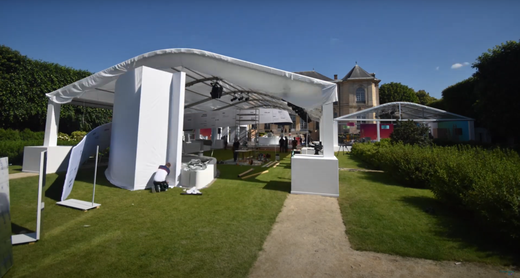 Tente installée pour un événement dans un parc au Musée Rodin.