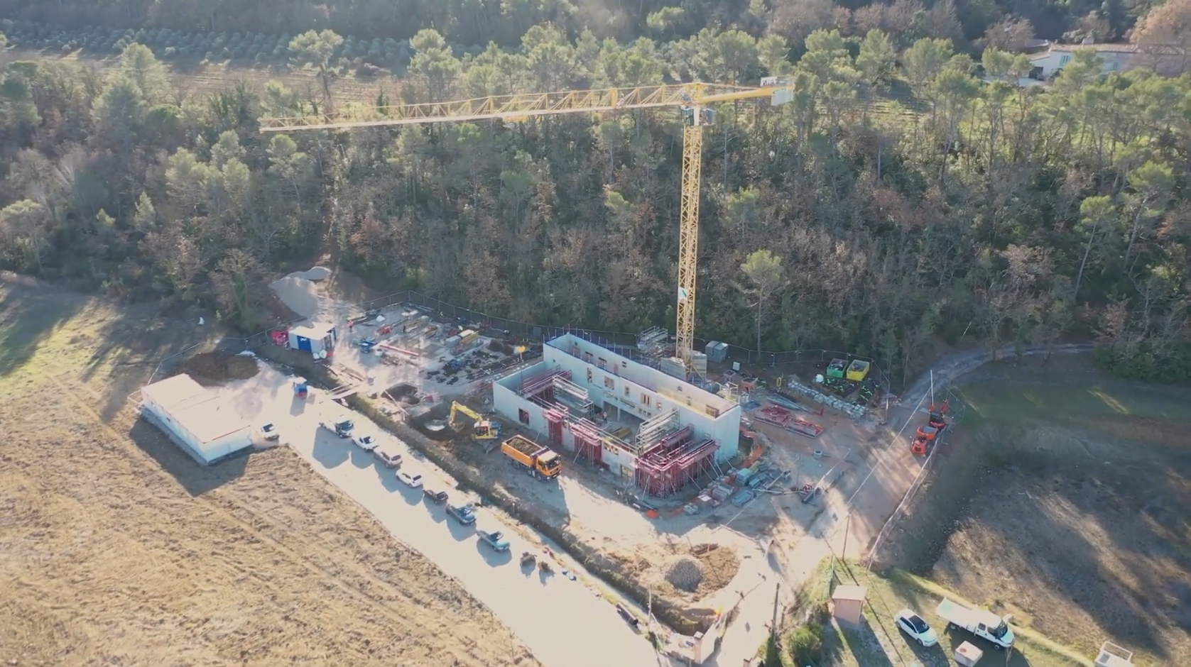 Vue aérienne des travaux de la station de pompage avec une grue