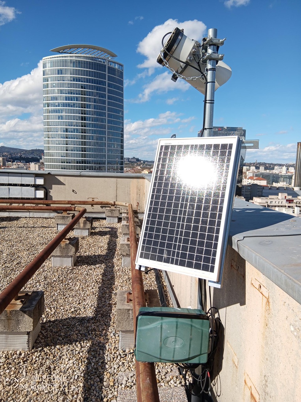 TLGO Box avec un panneau solaire sur un toit