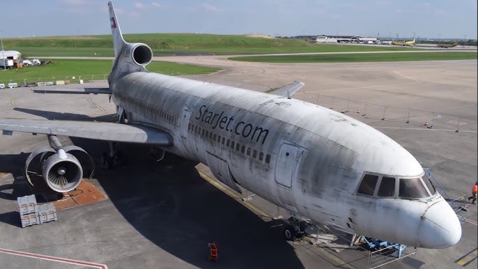 Avion garé sur un tarmac