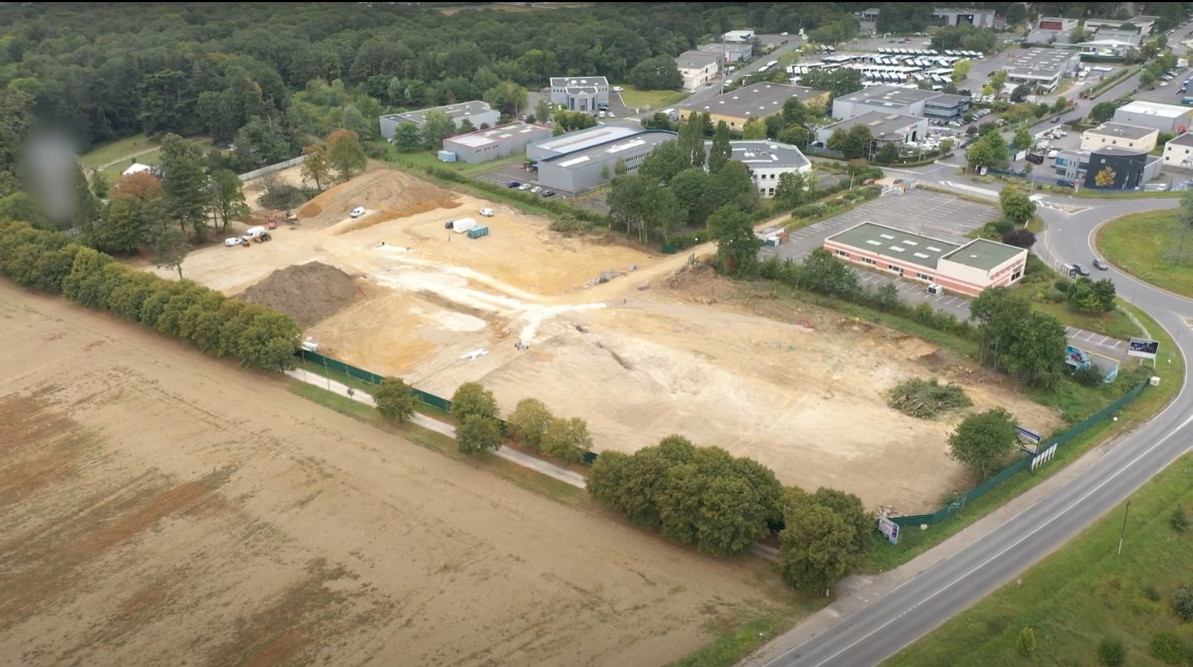 Vue aérienne du chantier de décapage et terrassement de terrain.