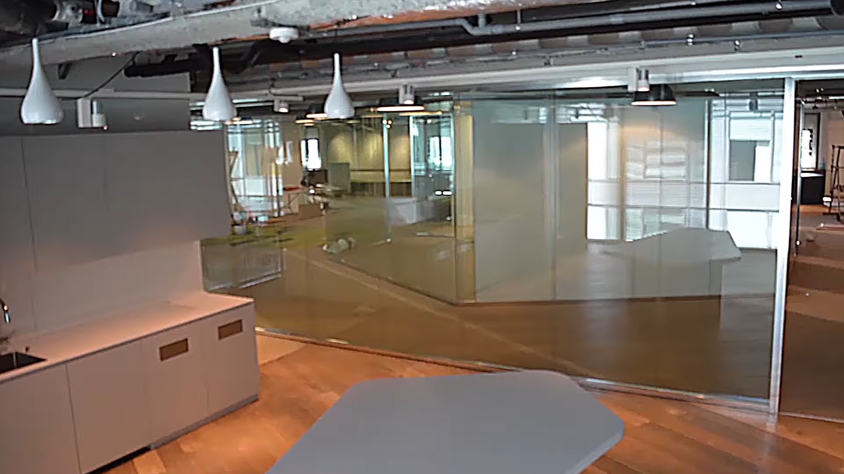 Bureau avec chaise et table dans les nouveaux locaux de General Electric