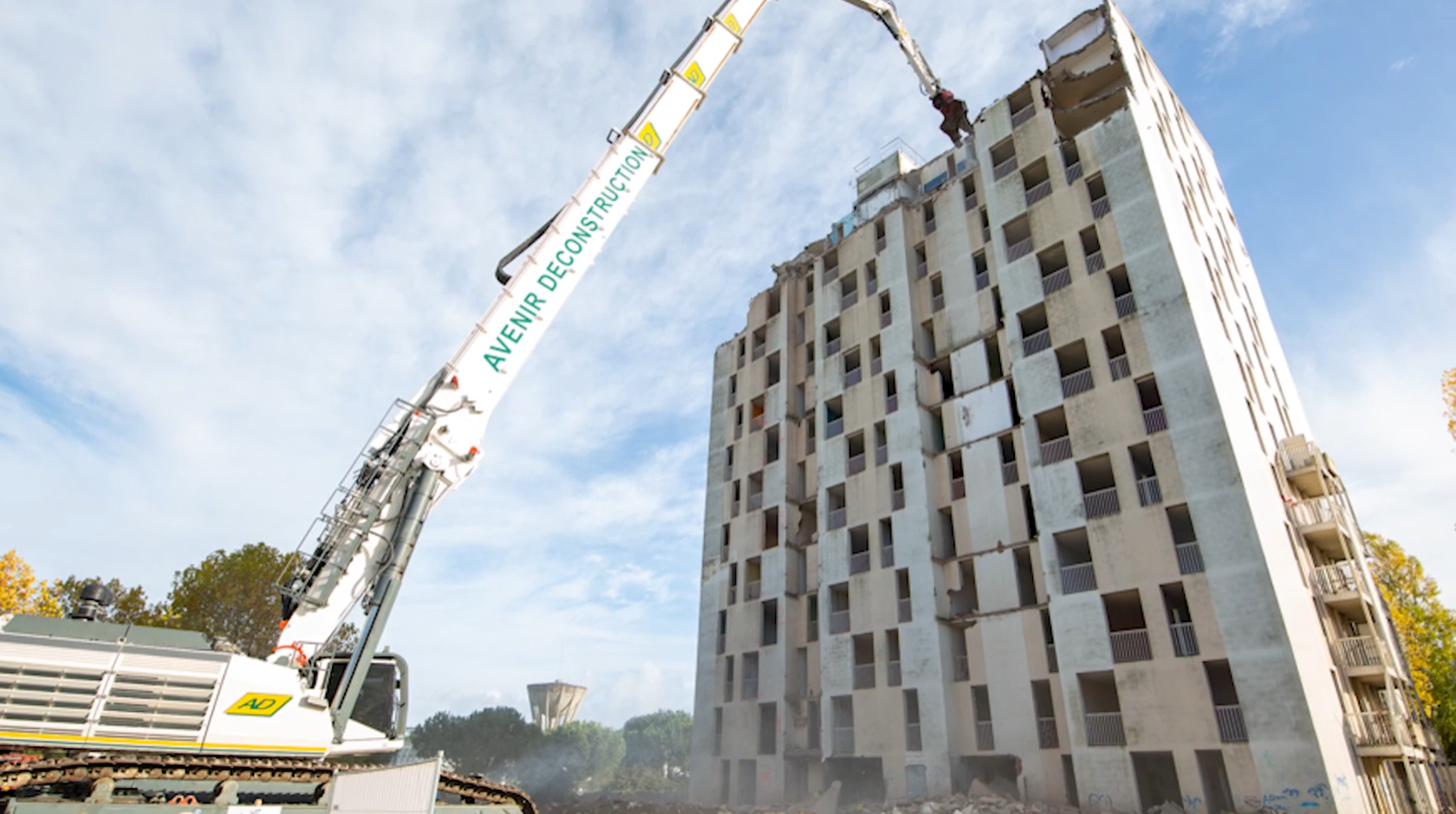 Grue qui s'apprête à démolir un bâtiment.