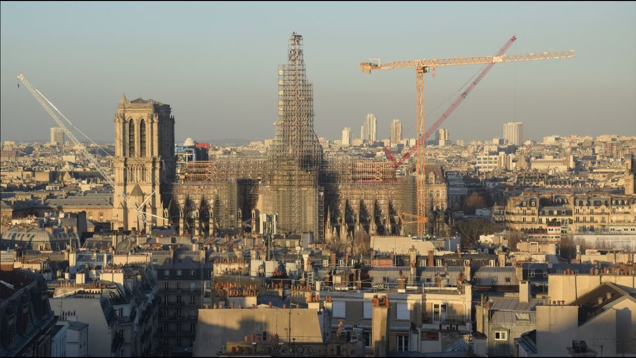 Vue de la cathédrale Notre-Dame de Paris depuis un toit en journée.