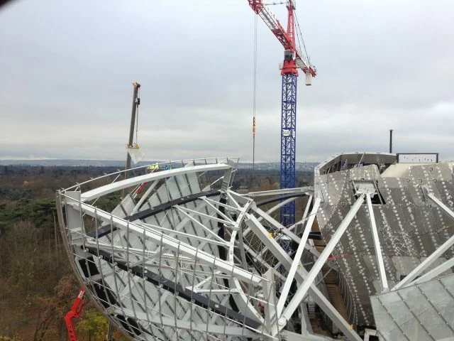 Rénovation de la Fondation Louis Vuitton à Paris, un chef-d'œuvre architectural emblématique. 