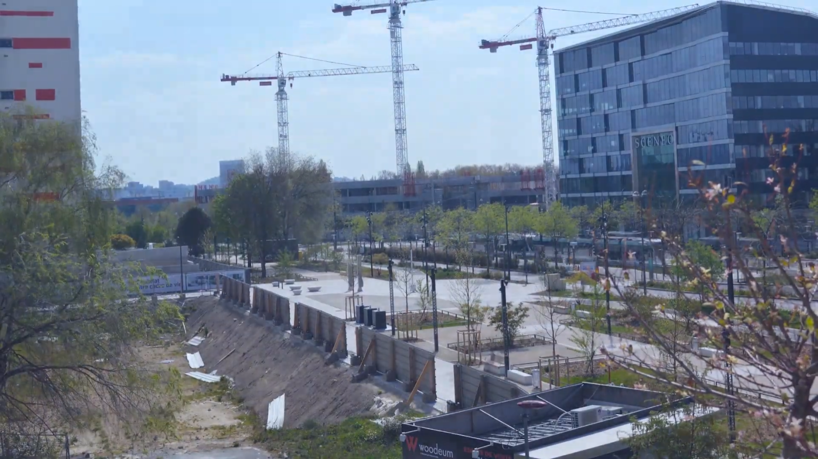 Image du chantier de la ZAC de Bord de Seine de Bezons avec des grues et des bâtiments en arrière-plan.