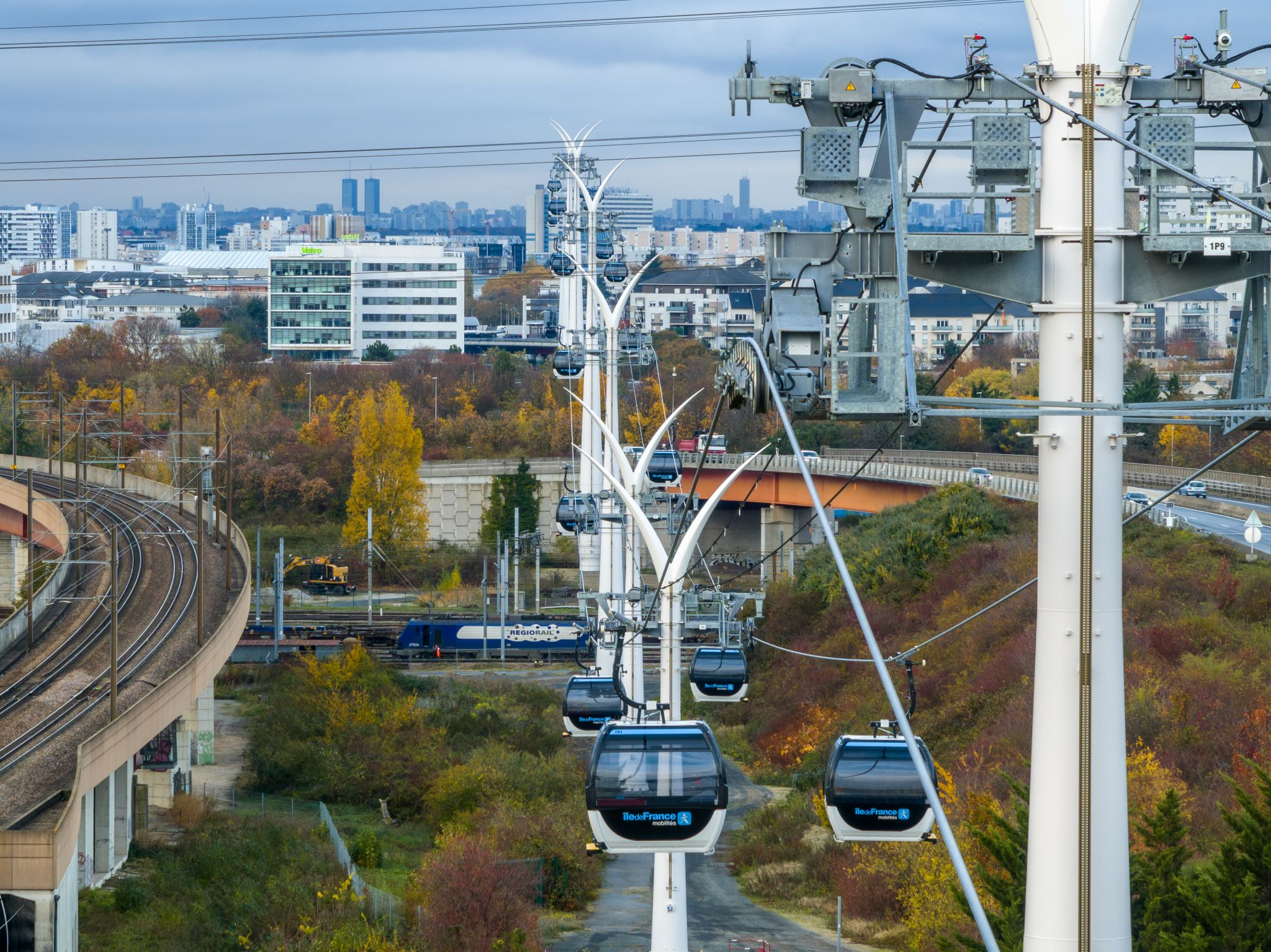 Les tours de La Défense dans la nuit.